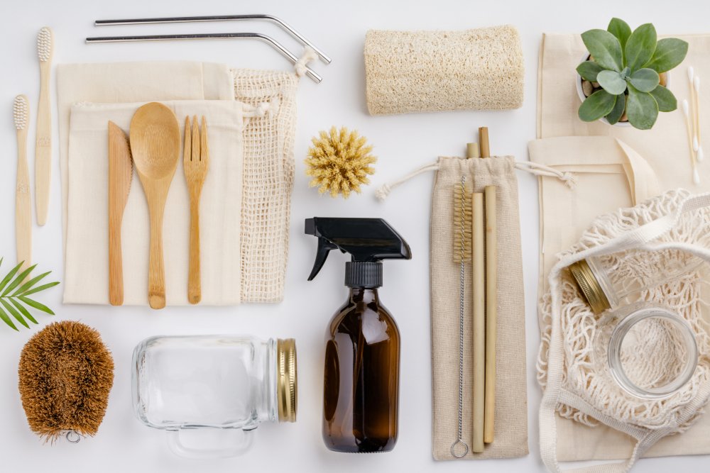 accessoires zéro déchet, bocal, spray, brosse, luffa, éponge, couvert, cuillère, fourchette en bois, sac en tissu, paille en bambou, brosse à dent, paille en inox