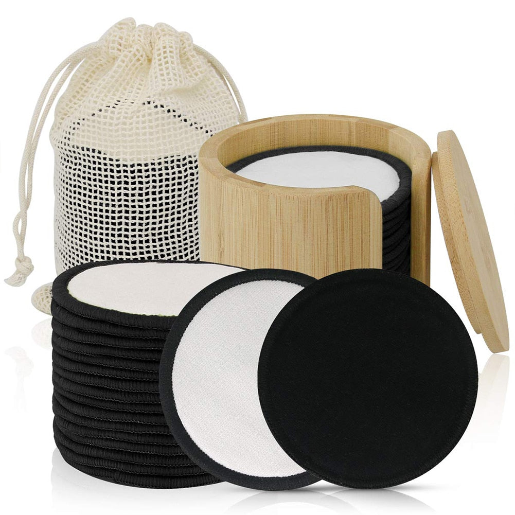 Disques démaquillants lavables accompagnés d'une boîte en bambou et d'un sachet en coton lavable. Disques noirs et blancs. Coton démaquillant réutilisables
