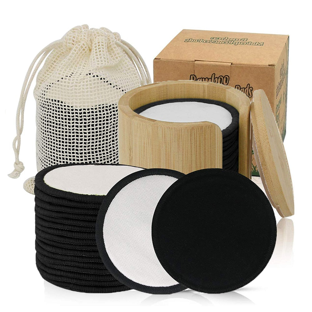 Disques démaquillants lavables accompagnés d'une boîte en bambou et d'un sachet en coton lavable. Disques noirs et blancs. Coton démaquillant réutilisables